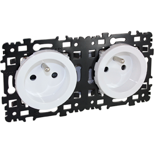 Doubles prises 2P+T précablées modèle à puits avec enjoliveur blanc. Mécanisme référence 60263 gamme Square de Eur'Ohm