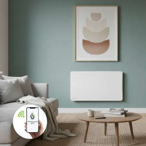 Mise en situation dans un séjour du radiateur électrique connecté 1500W à inertie sèche céramique horizontal (blanc) TC-AL1500H-W série Alice de Thermoceram.