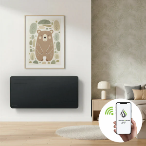 Mise en situation dans un salon du radiateur électrique connecté 2000W Alice (noir) à inertie sèche céramique horizontal TC-AL2000H-B - Thermoceram.