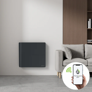 Installation du radiateur connecté 1000W Molia (couleur noir) double système de chauffe horizontal, réf. TC-MO1000H-B de ThermoCeram dans un salon moderne.