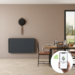 Mise en place dans un séjour du radiateur électrique connecté 2000W Molia double système de chauffe horizontal noir TC-MO2000H-B de Thermoceram.