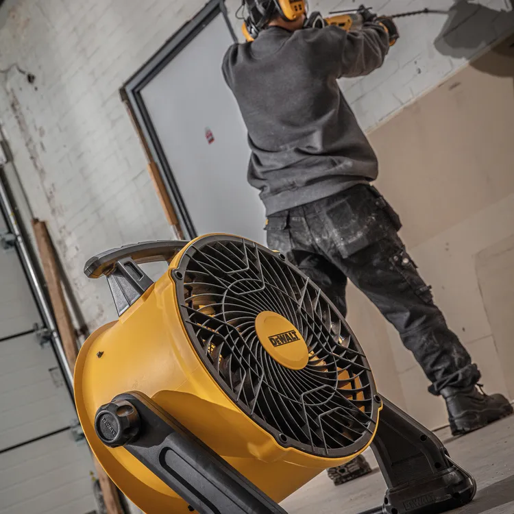 Ventilateur de chantier modèle DXF1645 A référence 112095 de la marque DEWALT. Présentation sur chantier.