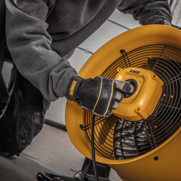 Ventilateur de chantier modèle DXF1645 A référence 112095 de la marque DEWALT. Moteur à entrainement direct 110W - 230V/50Hz. Débit : 496 L/s. 3 réglages de vitesse pour différentes puissances du flux d'air.