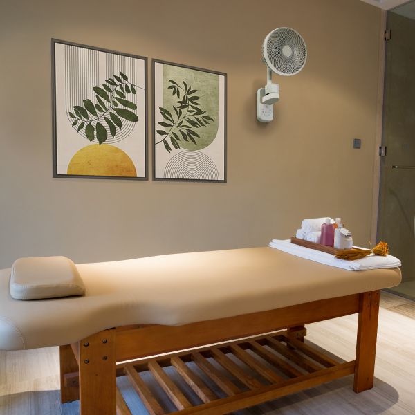 Ventilateur Mural Oscillation 3D référence 112330 Voralia de la marque FARELEK. Modèle blanc équipé d'une hélice de 30 cm de diamètre. Installé dans un salon de massage.