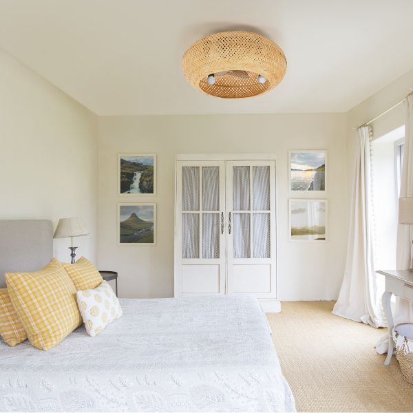 Installation dans un salon du Ventilateur de plafond avec éclairage, série Canisséa référence 112449 de FARELEK.