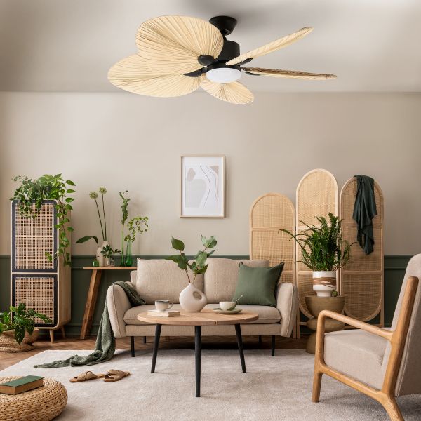 Mise en place dans un salon du Ventilateur de plafond avec éclairage LED, Makani réf. 112459 FARELEK.