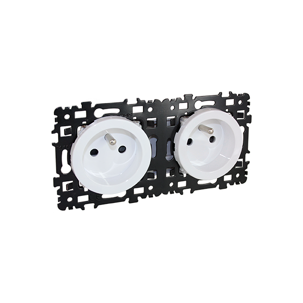 Doubles prises 2P+T précablées modèle à puits avec enjoliveur blanc. Mécanisme référence 60263 gamme Square de Eur'Ohm