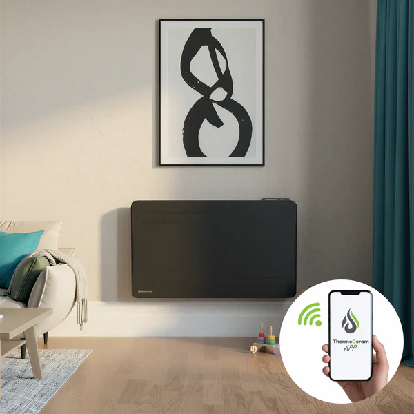 Présentation dans un salon du radiateur connecté 1500W Alice (noir) à inertie sèche céramique horizontal TC-AL1500H-B de ThermoCeram.