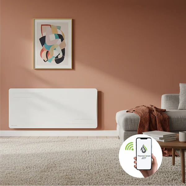 Mise en place dans un séjour du radiateur connecté 2000W Alice blanc à inertie sèche céramique horizontal, référence TC-AL2000H-W de la marque Thermoceram.