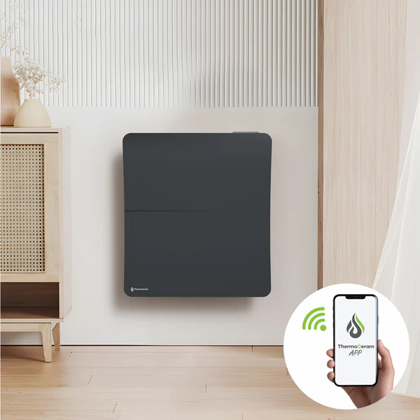 Mise en situation dans un salon du radiateur connecté 1000W Ciradouble système de chauffe horizontal TC-CI1000H-B (noir) de la marque Thermoceram.