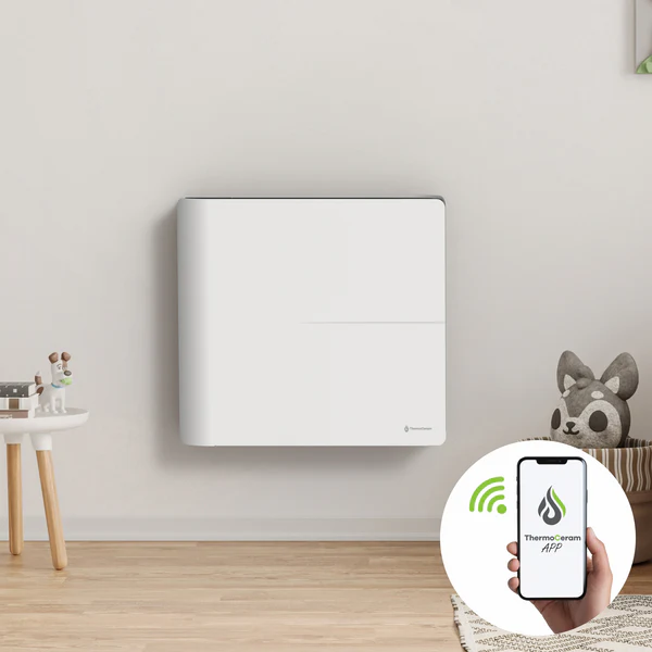 Mise en situation du radiateur connecté 1000W double système de chauffe horizontal (blanc) TC-MO1000H-W ThermoCeram. La gamme Molia se distingue par son double corps de chauffe, combinant la réactivité d'un film rayonnant et la très haute inertie d'un cœu