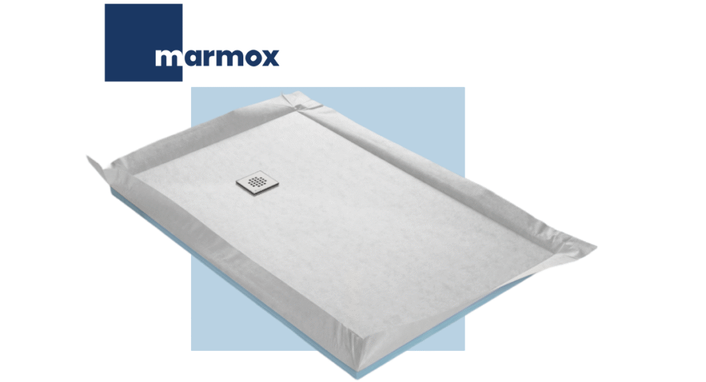 Douche à l'italienne : Pourquoi choisir le receveur à carreler Marmox ? Receveur à carreler de la marque Marmox présenté avec le logo de la marque.